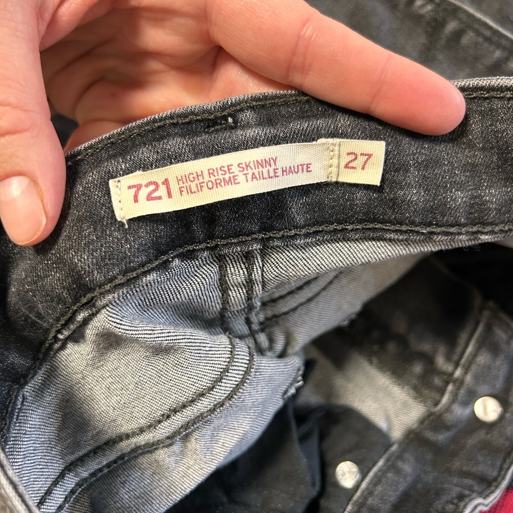 Levi’s 721 High Rise Skinny, distressed in black!